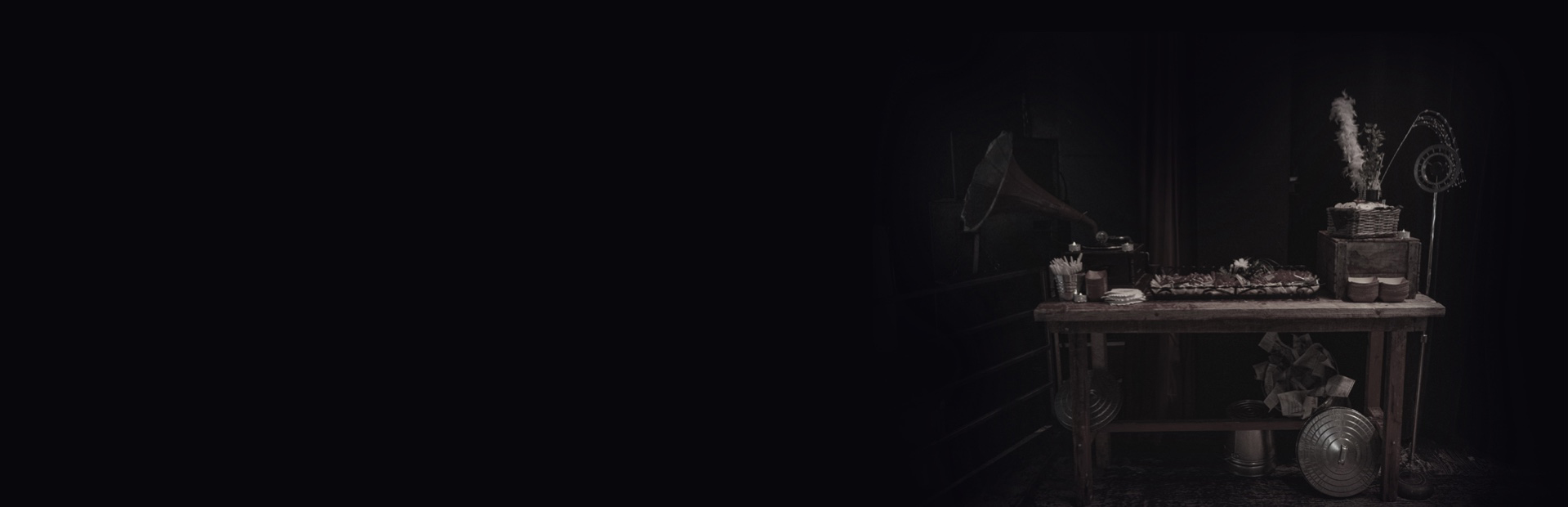 Table de présentation vintage avec décoration rétro, composée de fleurs, d’un gramophone et de mets, illustrant un service traiteur événementiel au style thématique.