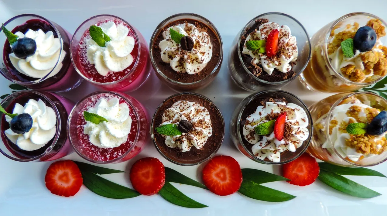 Verrines dessert variées aux fruits, chocolat et crème fouettée, présentées pour un buffet de traiteur événementiel élégant à Montréal